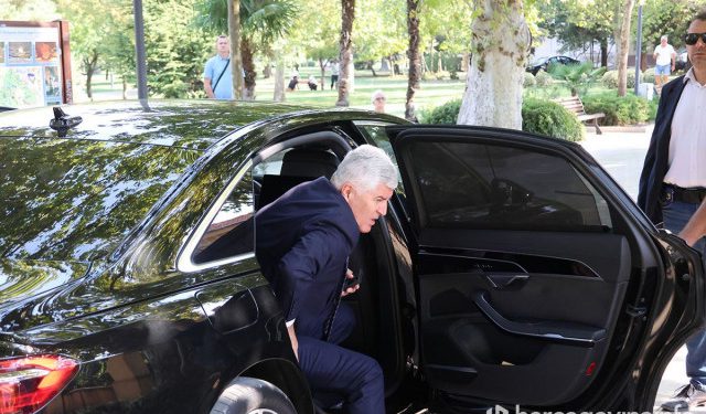 DOK SE ČOVIĆ ŽALI DA JE HLADNO Parlamentu stižu četiri luksuzna automobila