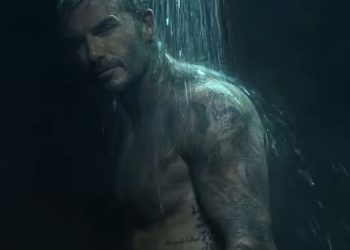 David Beckham postaje puna frontalna gola! Zvjezdani šokovi bez voajeurističkog šefa oglasa s X ocjenom izbliza svojim zlatnim kuglicama dok se natapa pod tušem