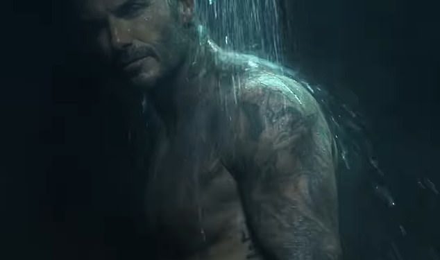 David Beckham postaje puna frontalna gola! Zvjezdani šokovi bez voajeurističkog šefa oglasa s X ocjenom izbliza svojim zlatnim kuglicama dok se natapa pod tušem