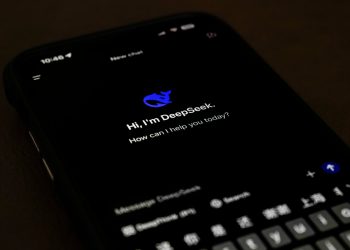 DeepSeek kaže da je svoj chatbot jeftin izgradio. Što to znači za AI -ove energetske potrebe i klimu?