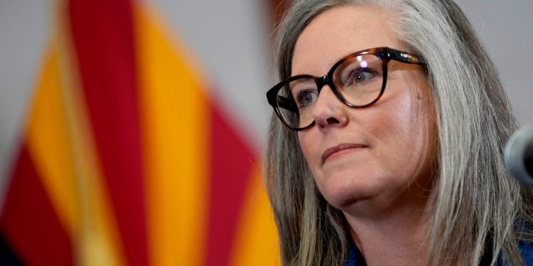 Demokratski guverner Arizone suočava se s teškom bitkom dok republikanci kontroliraju zakonodavno tijelo