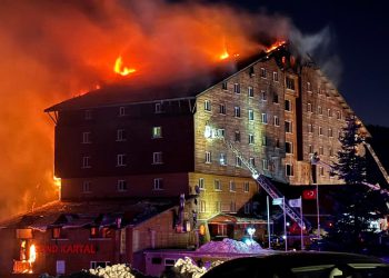 Deseci poginulih nakon što je plamen zahvatio hotel u popularnom turskom skijalištu