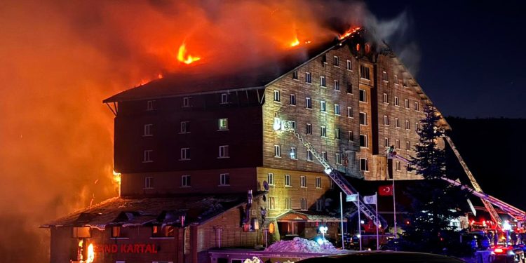 Deseci poginulih nakon što je plamen zahvatio hotel u popularnom turskom skijalištu