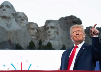 Diehard Maga Rep uvodi Billa s Trumpovim licem na planini Rushmore
