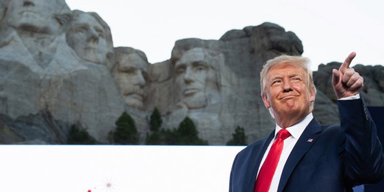 Diehard Maga Rep uvodi Billa s Trumpovim licem na planini Rushmore