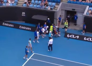 Dječak s loptom Australian Opena kolabirao je usred utakmice zbog ekstremne vrućine – dok je igra zaustavljena zbog zabrinjavajućih scena u Melbourneu