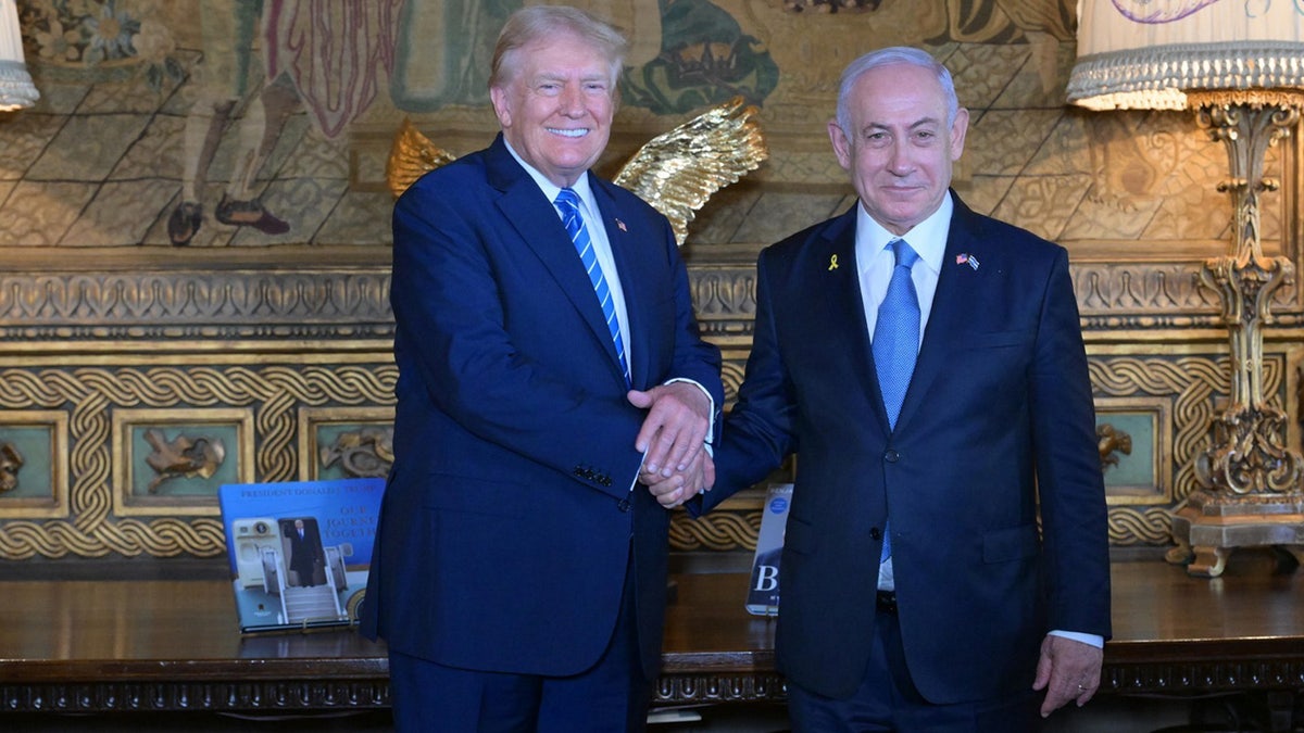 Donald Trump rukuje se s izraelskim premijerom Benjaminom Netanyahuom