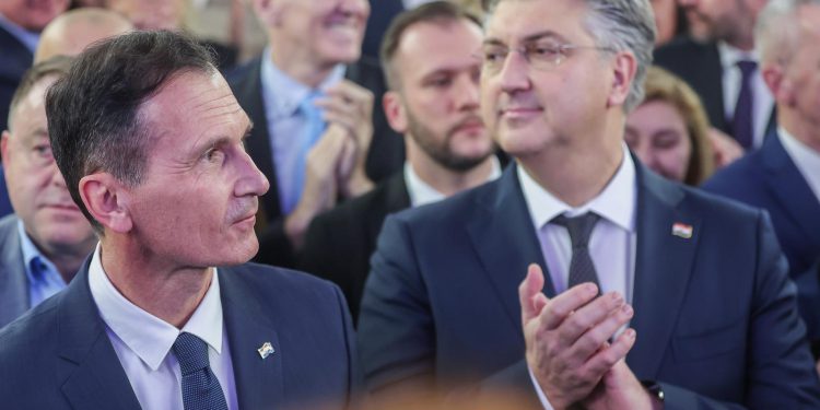 PRIJATELJI DRAGI, GDJE STE? Primorac pobjegao kroz kuhinju. Od svih partnera, u stožeru HDZ-a pojavio se samo Zekanović | NACIONAL.HR