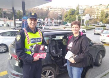 Dubrovački policajci s Udrugom Roda provjeravali voze li roditelji djecu u autosjedalicama ispravno