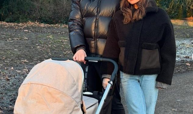 Emily Blackwell iz MIC-a blista u slatkim obiteljskim snimkama nakon što je otkrila da je prerano rodila kćer prije dva mjeseca prije iscrpljujućih 53 dana na intenzivnoj njezi