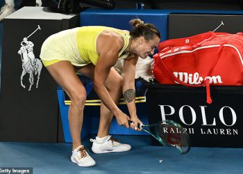 Emotivna Aryna Sabalenka bijesno razbija svoj reket i skriva glavu pod ručnikom nakon što je izgubila treći uzastopni naslov Australian Opena porazom od Madison Keys