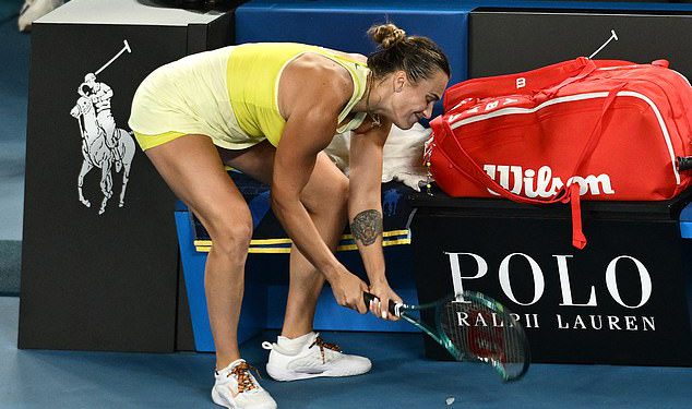 Emotivna Aryna Sabalenka bijesno razbija svoj reket i skriva glavu pod ručnikom nakon što je izgubila treći uzastopni naslov Australian Opena porazom od Madison Keys