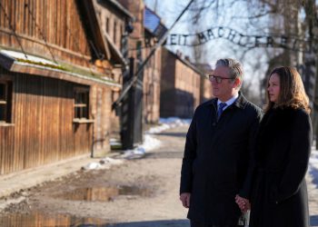 Emotivni povratak Lady Victorije Starmer u Auschwitz dok posjećuje koncentracijski logor s premijerom