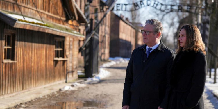 Emotivni povratak Lady Victorije Starmer u Auschwitz dok posjećuje koncentracijski logor s premijerom