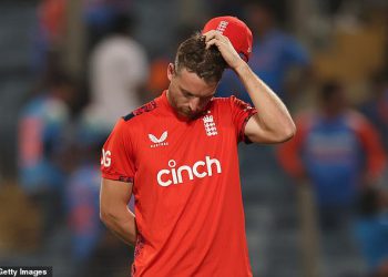 Engleska padne na 15-ak pobjeda unatoč tri hica Saqiba Mahmooda dok India Seal Series pobjeđuje u kontroverznim okolnostima u Puneu