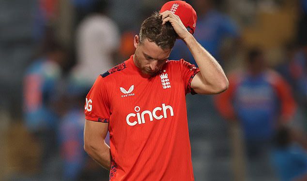 Engleska padne na 15-ak pobjeda unatoč tri hica Saqiba Mahmooda dok India Seal Series pobjeđuje u kontroverznim okolnostima u Puneu