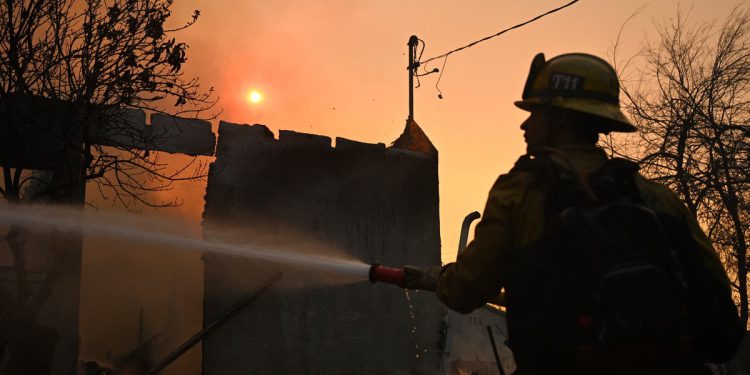 Evo zašto Kalifornija ne može koristiti oceansku vodu u borbi protiv šumskih požara