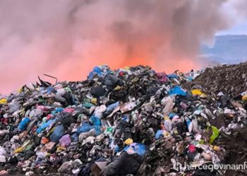 FOTO Čapljinski vatrogasci se već dvanaesti dan bore s požarima na deponiji, stanovništvo zabrinuto zbog zraka kojeg udiše