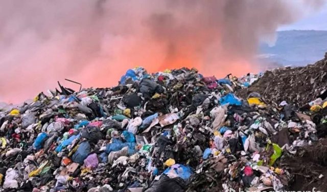 FOTO Čapljinski vatrogasci se već dvanaesti dan bore s požarima na deponiji, stanovništvo zabrinuto zbog zraka kojeg udiše