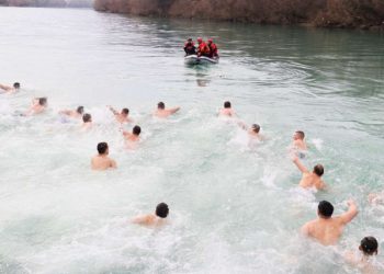 FOTO Mostarci plivali za Časni krst u Neretvi