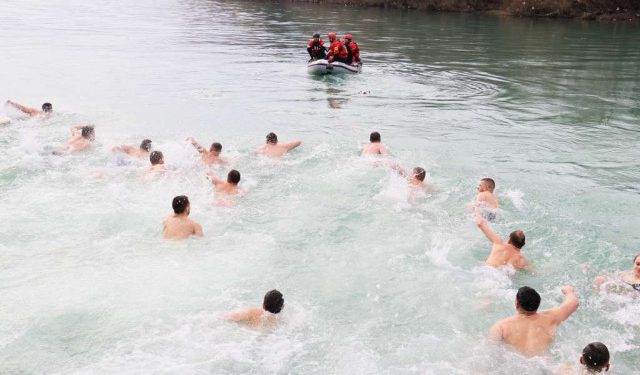 FOTO Mostarci plivali za Časni krst u Neretvi