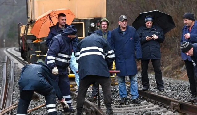 FOTO Postavljaju se pragovi i tračnice na pruzi u Jablanici