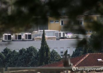 FOTO Sveučilište u Mostaru postavlja solarne panele koje je uvezao profesor Franjo Takač