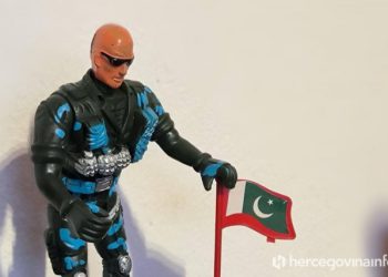 FOTO Tko je mališanima u ime Grada Mostara za Božić poklonio igračke pakistanskog vojnika opasanog bombama