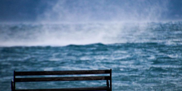 FOTO + VIDEO Orkanska bura harala Podstranom, pogledajte trenutak najjačeg udara