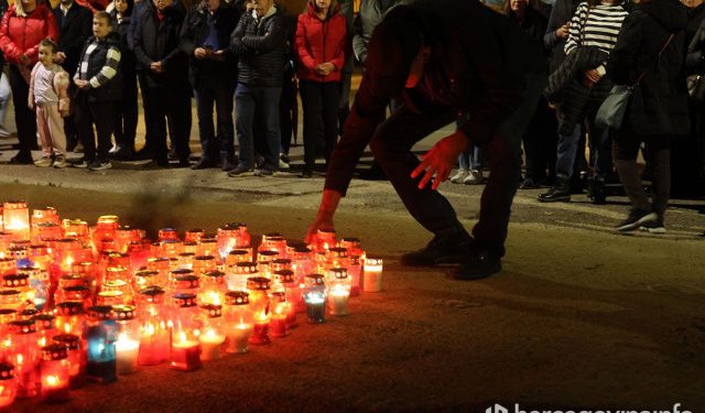 FOTO/VIDEO Mostarci se molitvom i paljenjem svijeća sjećaju Vukovara