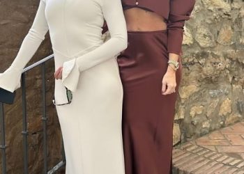 Ferne McCann zadivljuje u uskoj krem ​​haljini dok slavi Novu godinu s prijateljicom Danielle Armstrong u Španjolskoj – nakon što su ona i zaručnik Lorri Haines uzvratili na razdvojenim zahtjevima