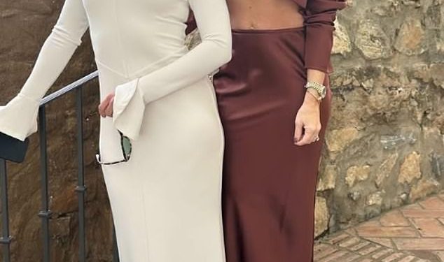 Ferne McCann zadivljuje u uskoj krem ​​haljini dok slavi Novu godinu s prijateljicom Danielle Armstrong u Španjolskoj – nakon što su ona i zaručnik Lorri Haines uzvratili na razdvojenim zahtjevima