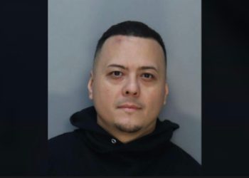 Floridski policajac optužen za dilanje droge i pokušaj krijumčarenja droge na krstarenje kako bi je prodao u paketima Skittlea