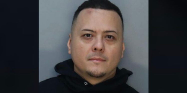 Floridski policajac optužen za dilanje droge i pokušaj krijumčarenja droge na krstarenje kako bi je prodao u paketima Skittlea