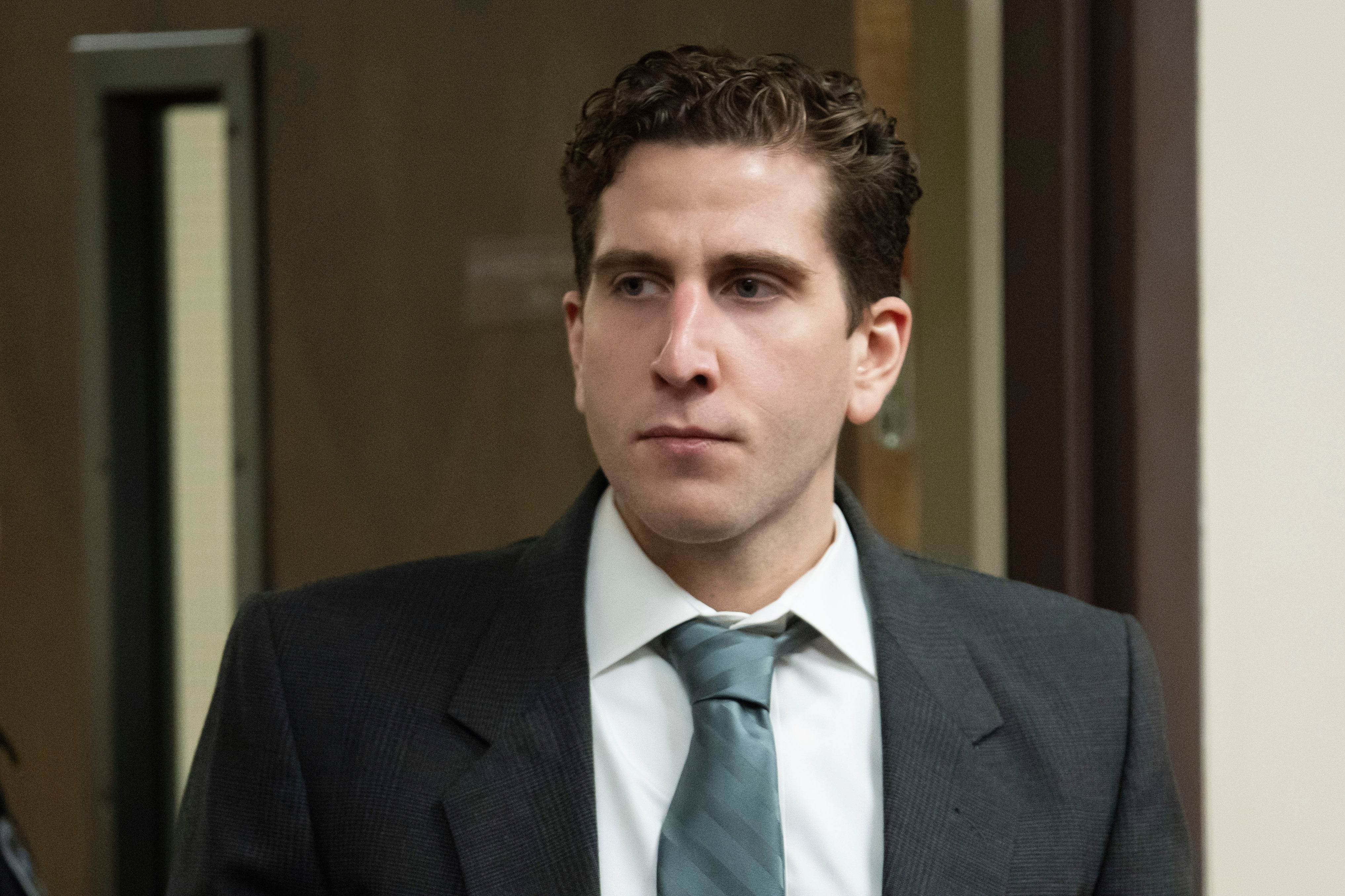 Bryan Kohberger, muškarac optužen za fatalno ubod četvero studenata Sveučilišta u Idahu, u pratnju je na sud na saslušanje na Okružnom sudu okruga Latah