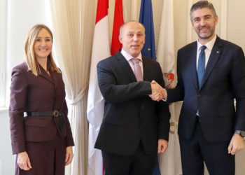 GRADONAČELNIK PREDAO KLJUČ Grad ustupio stan na korištenje Centru Maslina za organizirano stanovanje šestoro štićenika