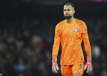 Gary Neville ostao je zbunjen donošenjem odluka Roberta Sancheza u porazu Chelseaja od Man Cityja nakon njegove pogreške – i predlaže da bi klub trebao ZAMIJENITI vratara koji se borio nakon loše igre