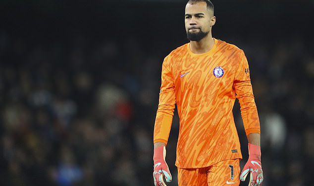 Gary Neville ostao je zbunjen donošenjem odluka Roberta Sancheza u porazu Chelseaja od Man Cityja nakon njegove pogreške – i predlaže da bi klub trebao ZAMIJENITI vratara koji se borio nakon loše igre