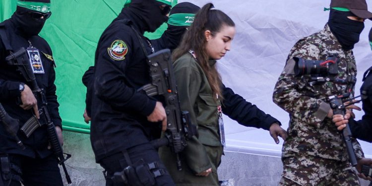 Gaza prekid vatre: Prvi od tri Izraelaca koji će ih osloboditi Hamas koji je Crveni križ primio kako počinju izdanja talaca