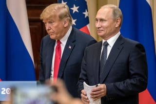 Donald Trump i Vladimir Putin dolaze medijima koji ih čekaju tijekom zajedničke konferencije za novinare u Helsinkiju