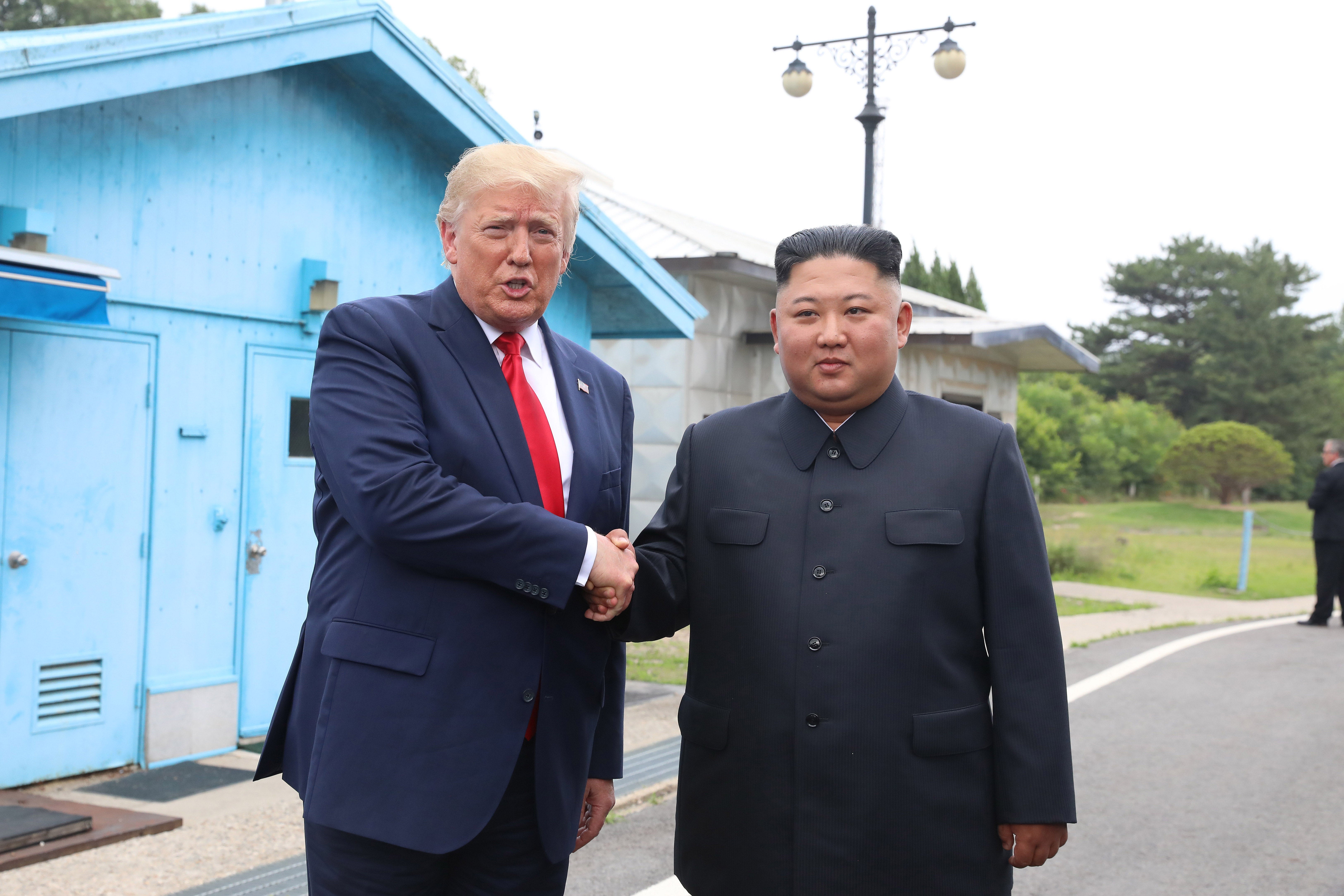 Trump, prikazan unutar demilitarizirane zone (DMZ) koja razdvaja Južnu i Sjevernu Koreju 30. lipnja 2019., rekao je da je sjevernokorejski vođa 'pametan tip'