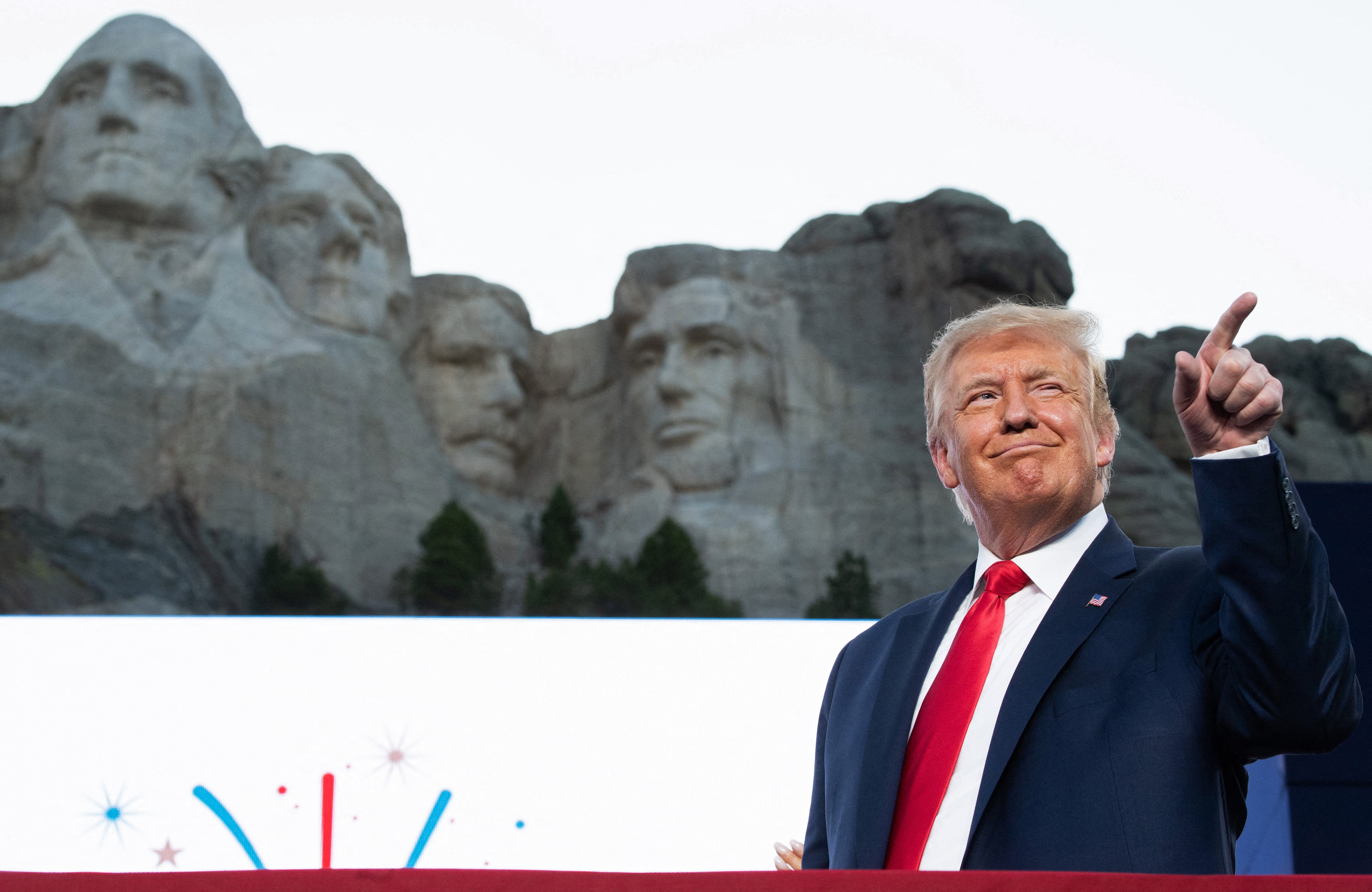 Donald Trump gestikulira dok stiže na događaje Dana neovisnosti na Nacionalnom memorijalu Mount Rushmore u Keystoneu u Južnoj Dakoti, 3. srpnja 2020. godine. Novi prijedlog zakona predlaže dodavanje svog lica spomeniku