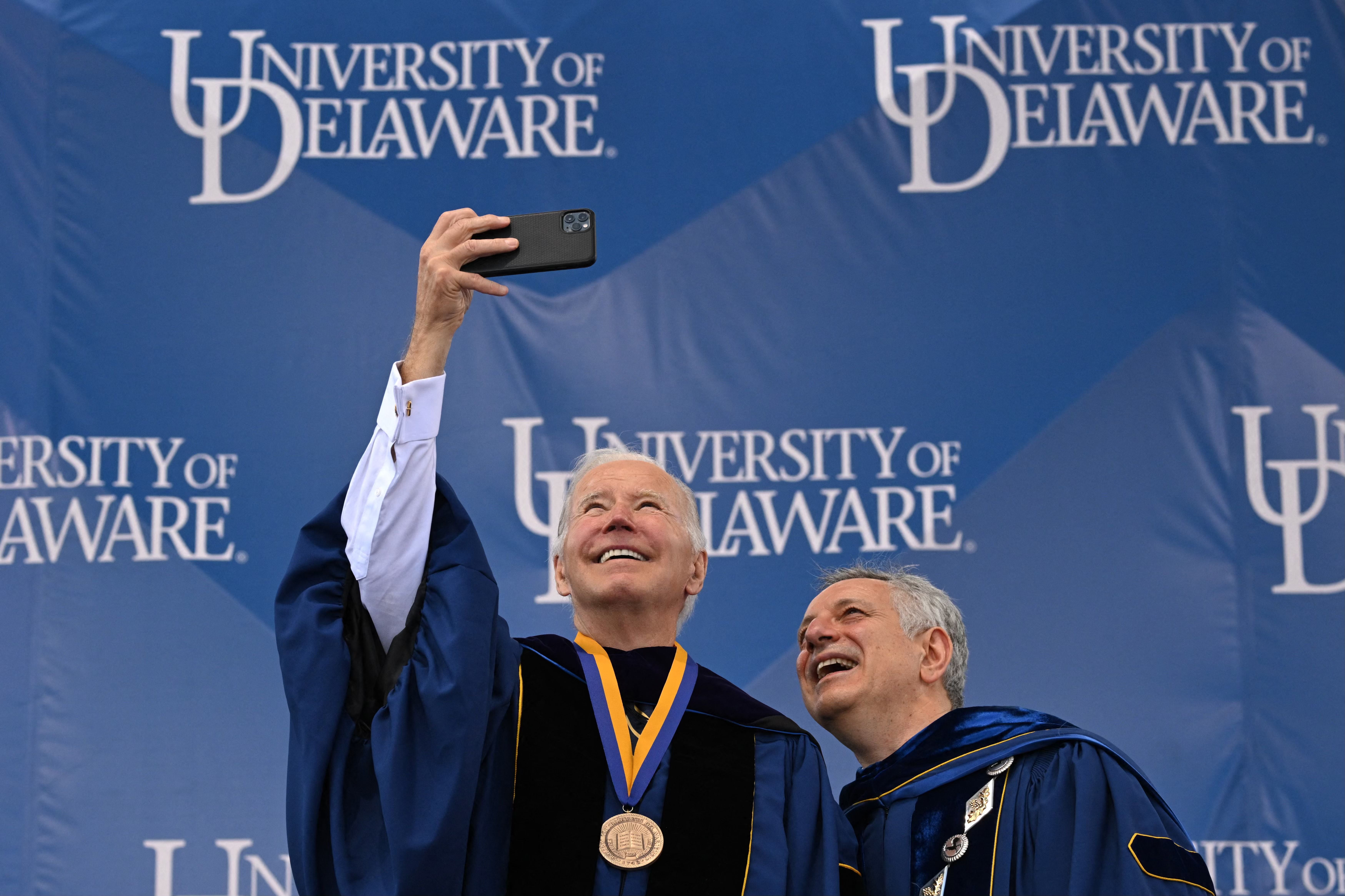 Biden je pohađao koledž na Sveučilištu Delaware, vratio se 2022. kako bi primio Medalju za razlikovanje