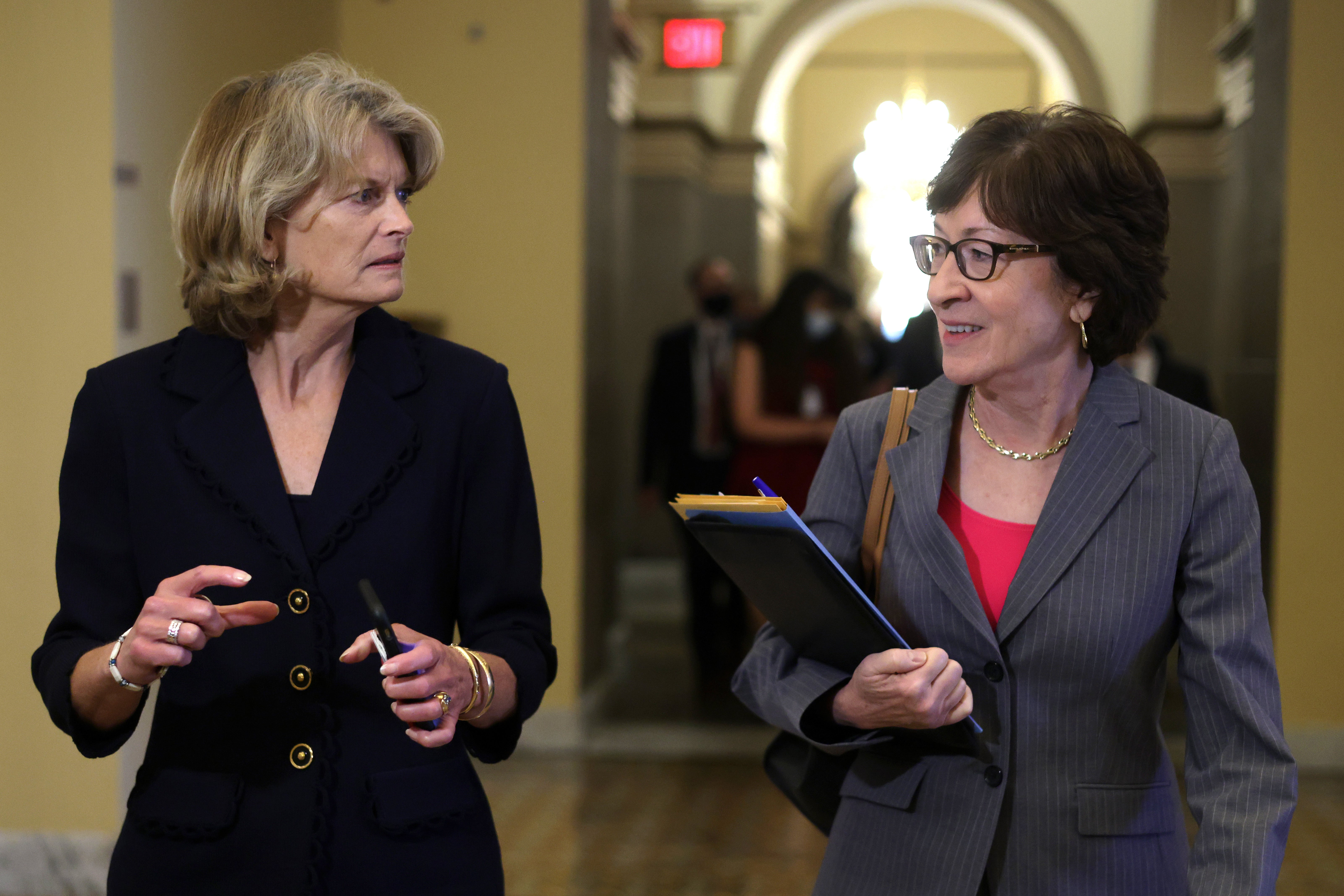 Lisa Murkowski i Susan Collins prikazane su u zajedničkoj šetnji 2022. godine. Njih su par bili jedini republikanci koji su glasali protiv nominacije Petea Hegsetha na proceduralnom glasovanju u četvrtak.