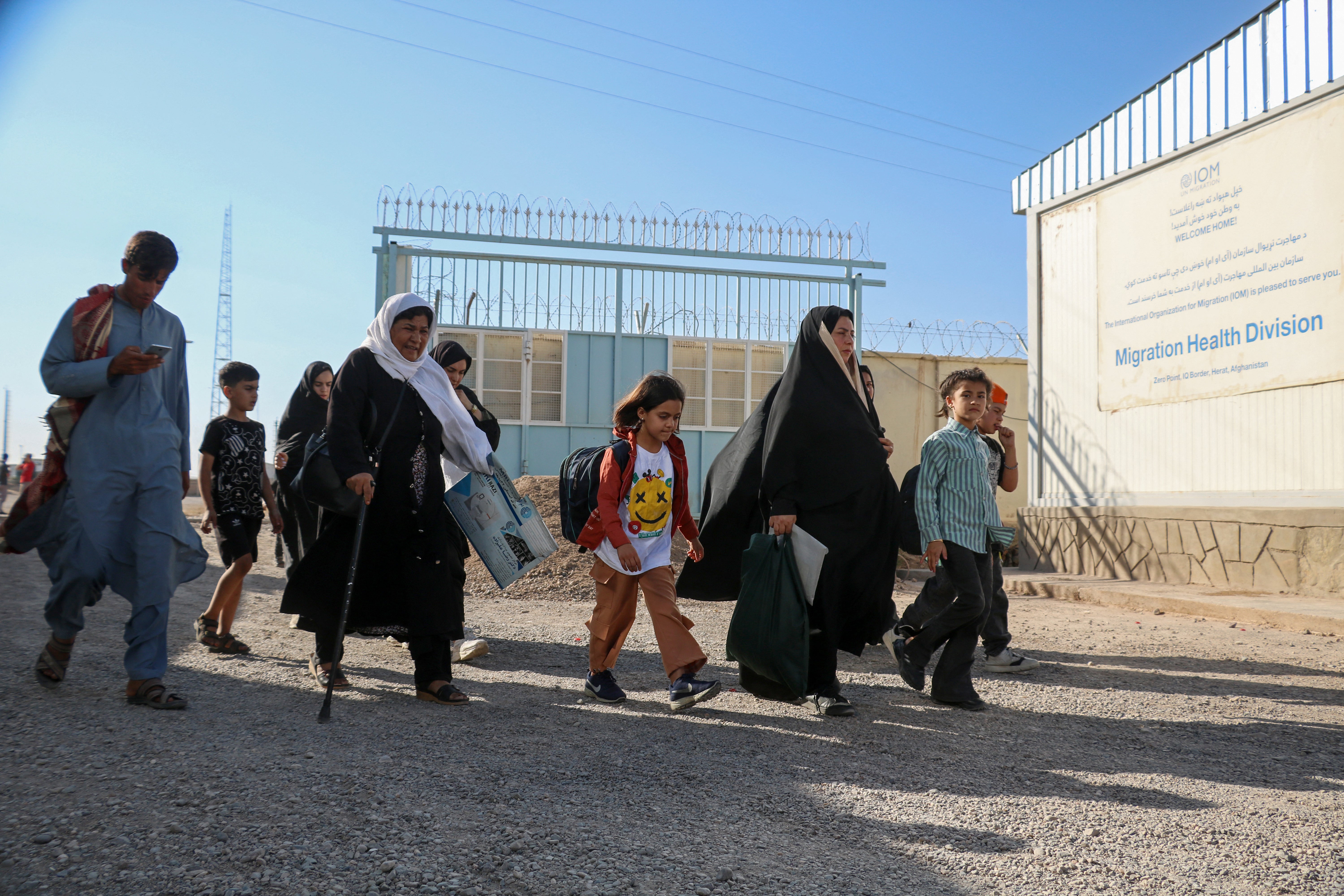 Afganistanske izbjeglice hodaju nakon deportacije iz Irana, u registracijskom centru blizu afganistansko-iranske granice u okrugu Islam Qala u pokrajini Herat