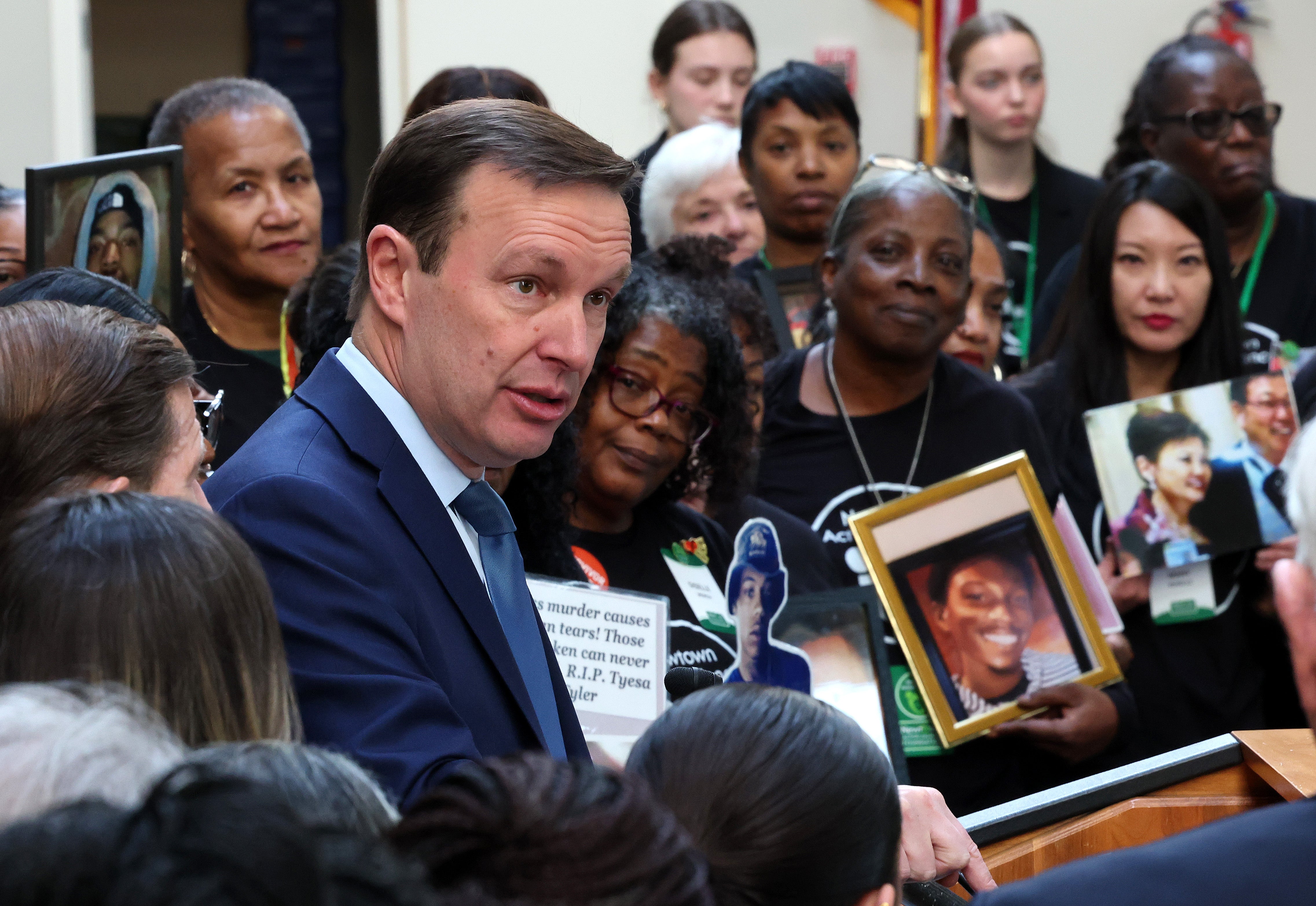 Američki senator Chris Murphy (D-CT) nazvao je rečeno da je bura izvršnih naredbi od predsjednika pokušaj 'srušenja naše demokracije'
