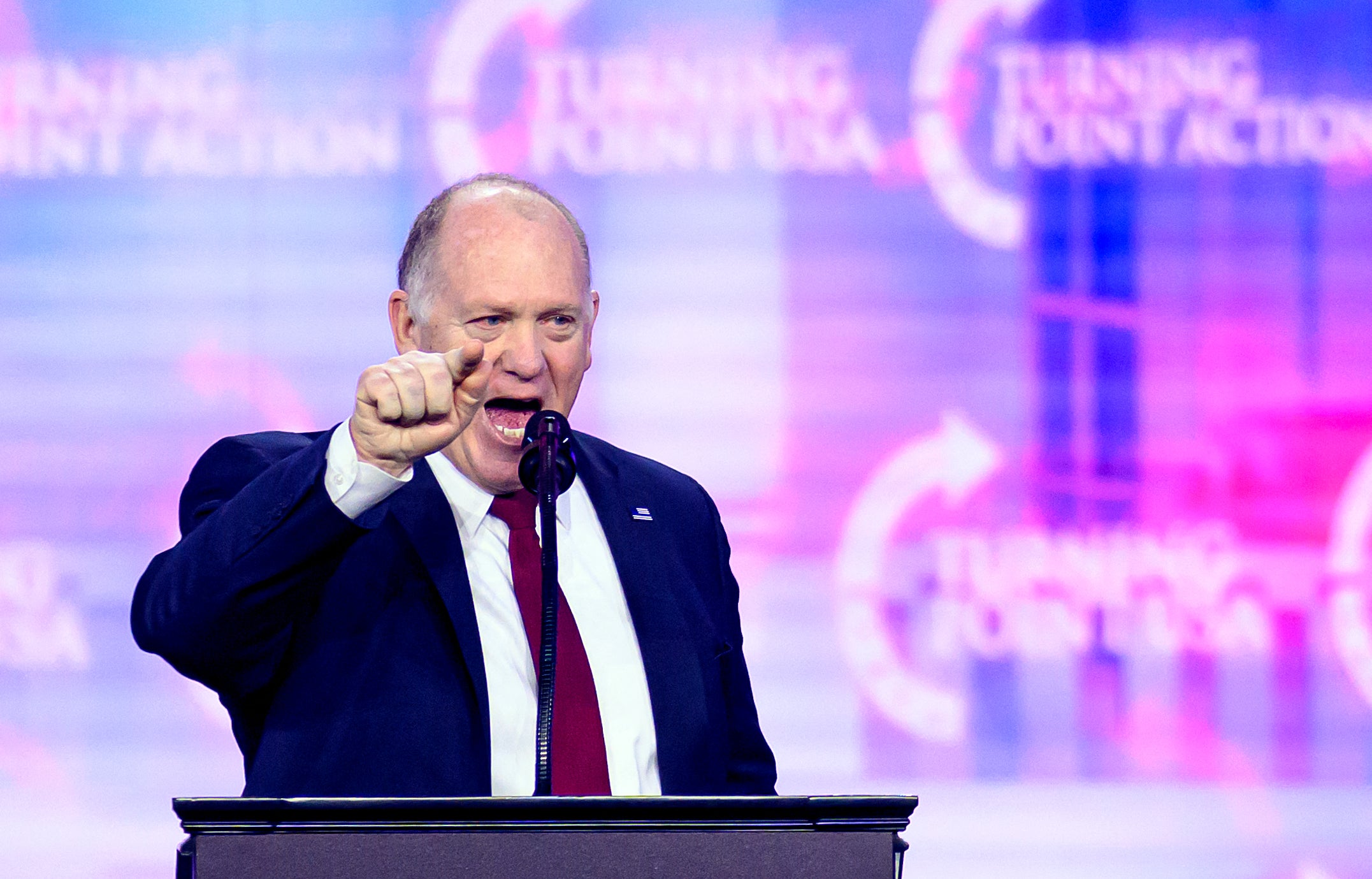 Bijela kuća 'granični car' Tom Homan govori tijekom Godišnjeg Americafest 2024. TOONS -a. Govorio je u nedjelju o planovima deportacije Trumpove administracije