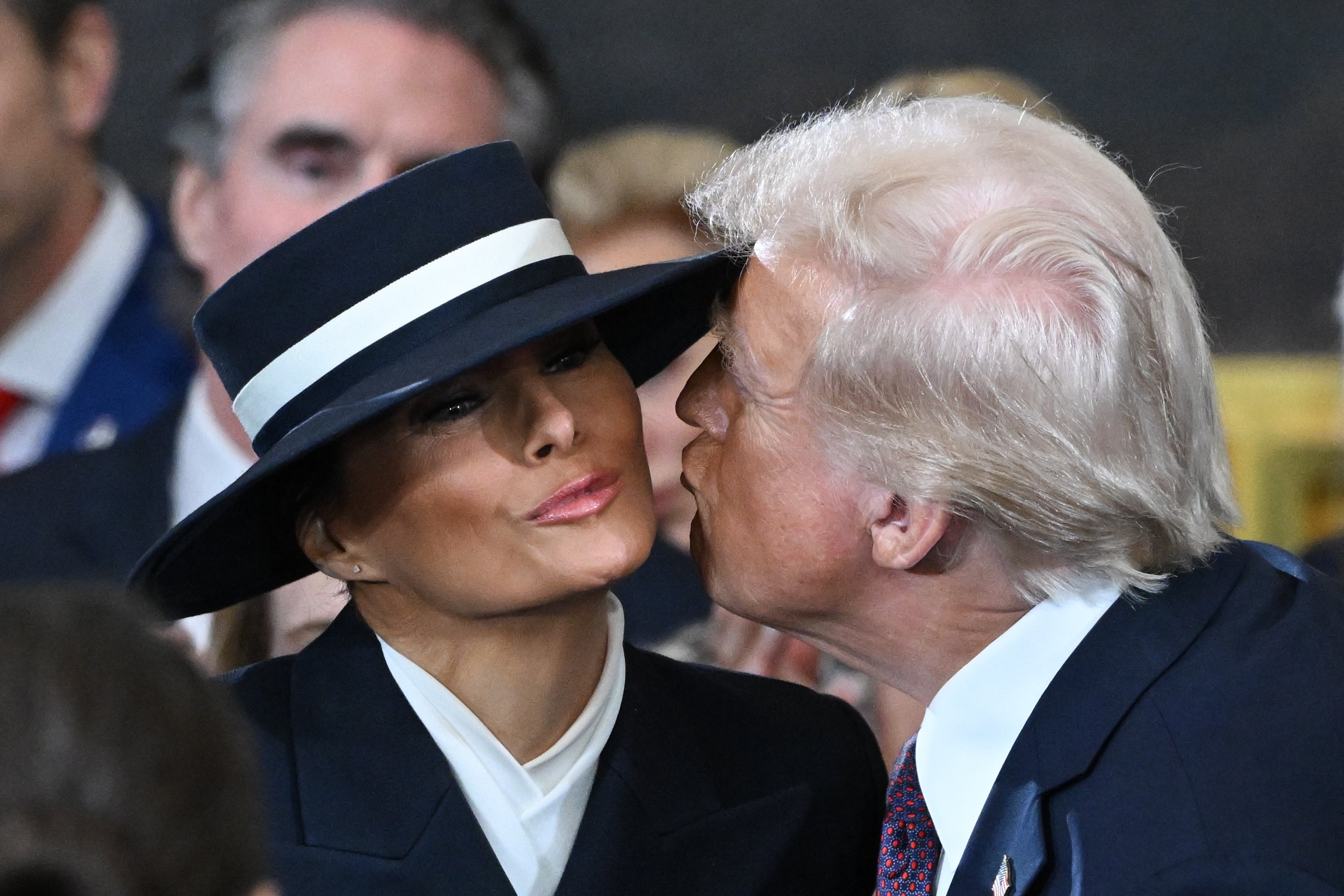 Melania je postala epicentar političkih komentara nakon poljupca iz zraka na inauguraciji i njenog šešira širokog propadanja