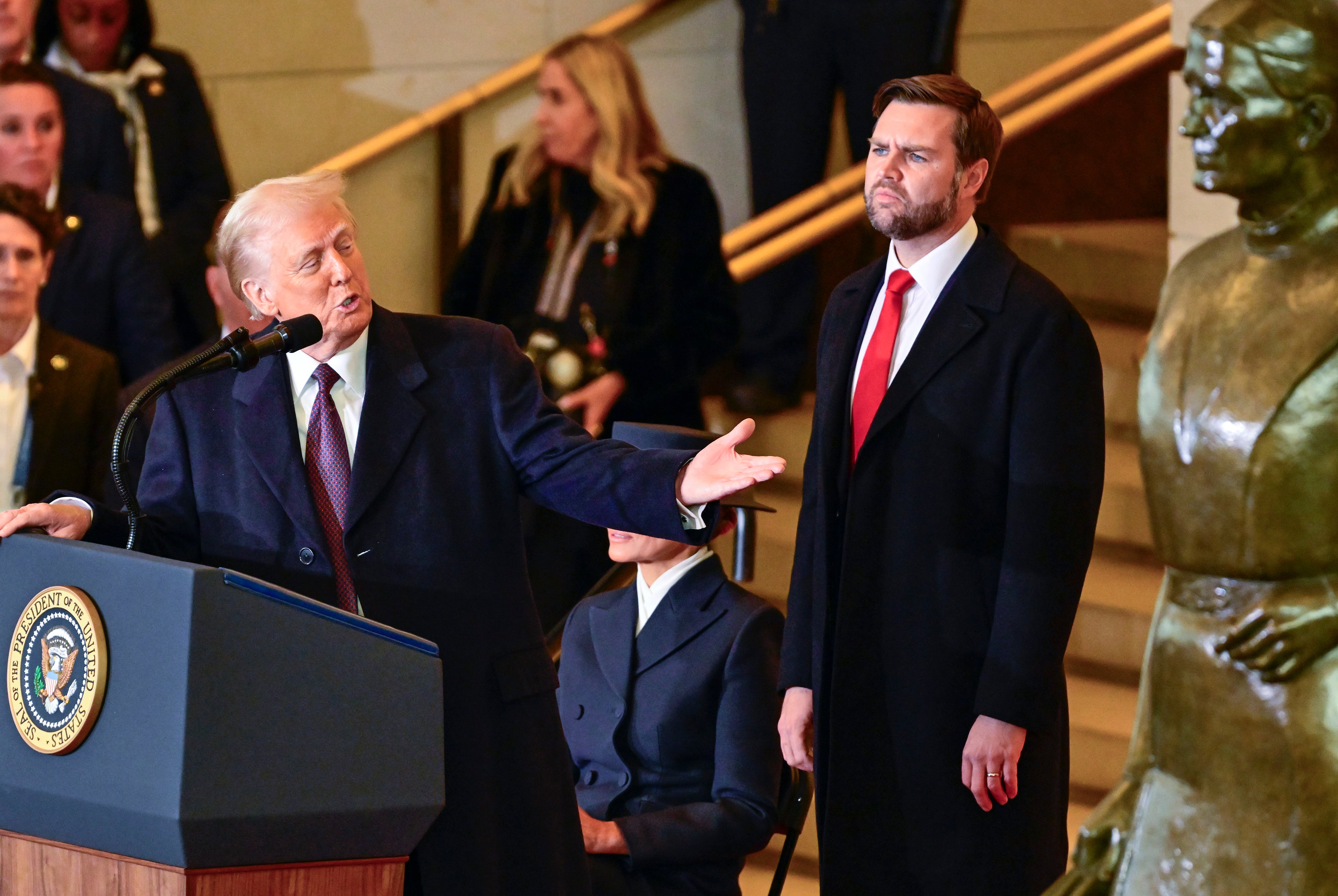 Predsjednik Donald Trump govori okupljenima zajedno s potpredsjednikom JD Vanceom u Emancipation Hallu nakon svoje inauguracije. Ondje je održao nespretan govor pogađajući mnoge svoje standardne teme