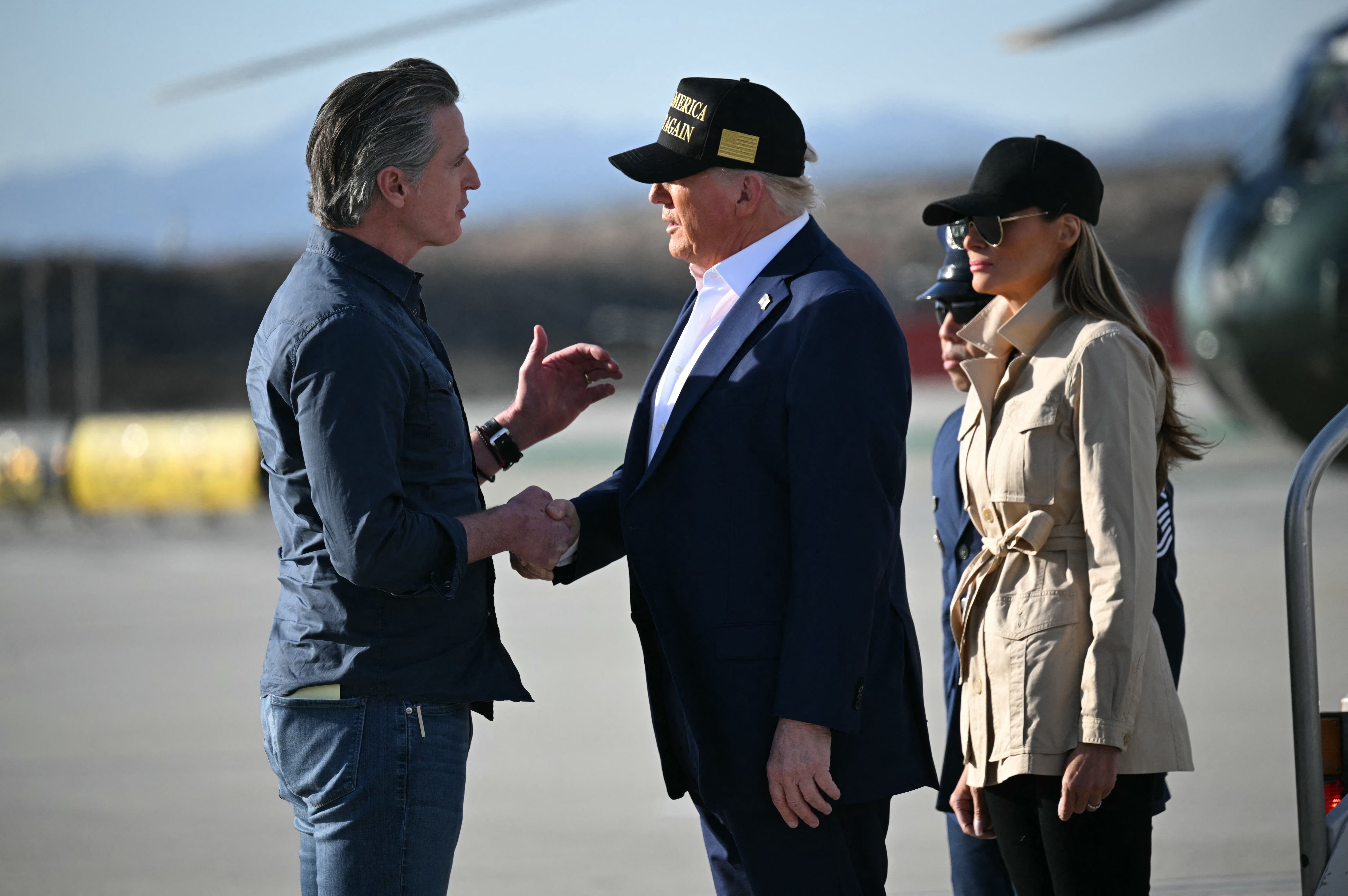 Gavin Newsom upoznao je Donalda Trumpa i prvu damu na asfaltu Lax dok je predsjednik stigao u posjet kako bi pregledao štetu koju su uzrokovali požari